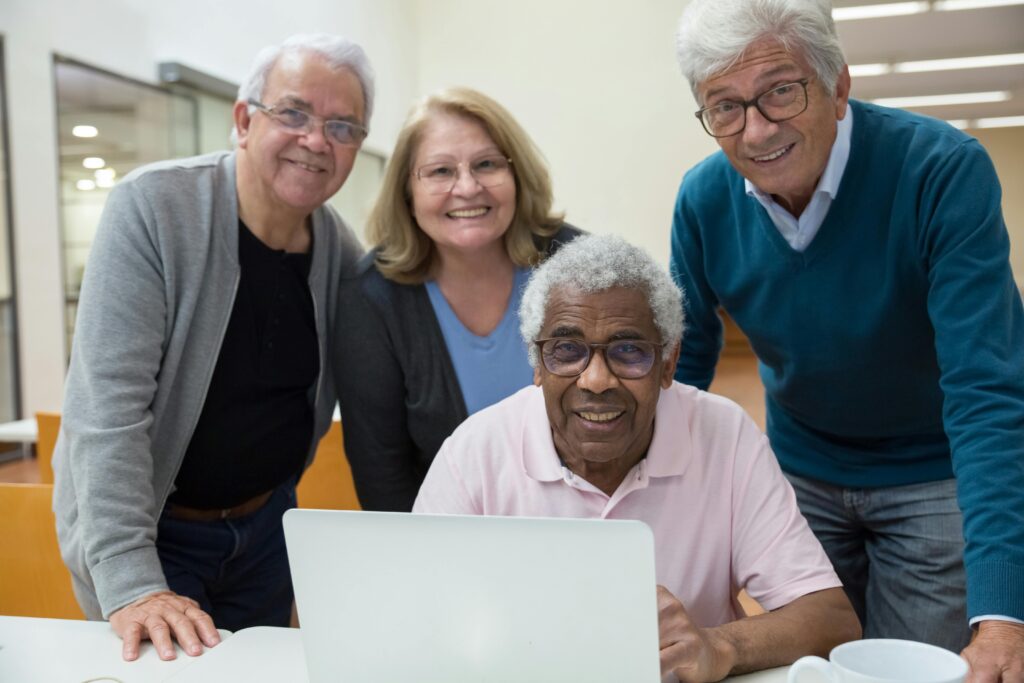 Foto de Idosos no computador